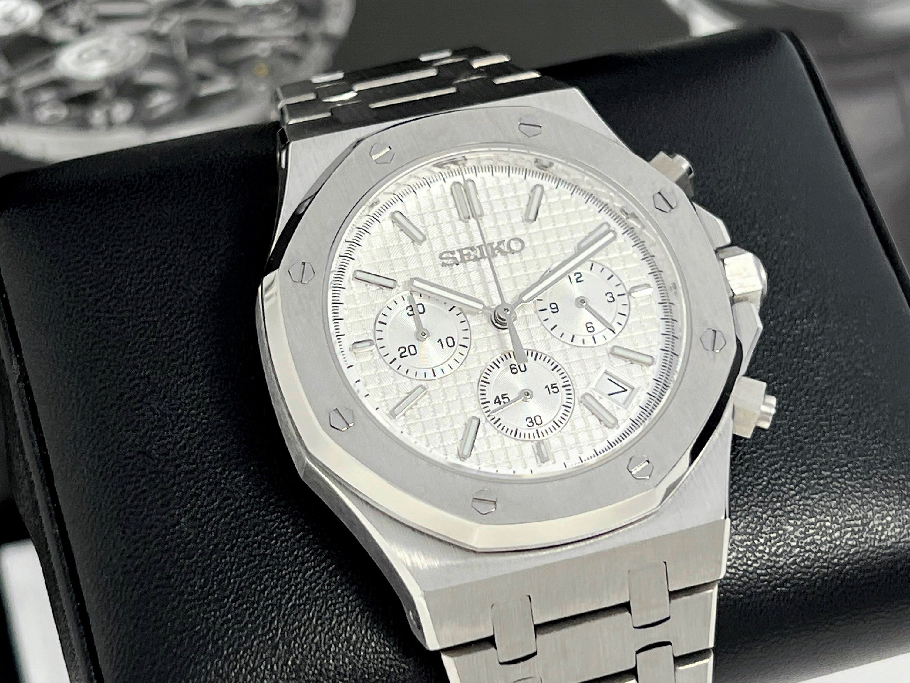 Seiko chronograph hotsell white dial